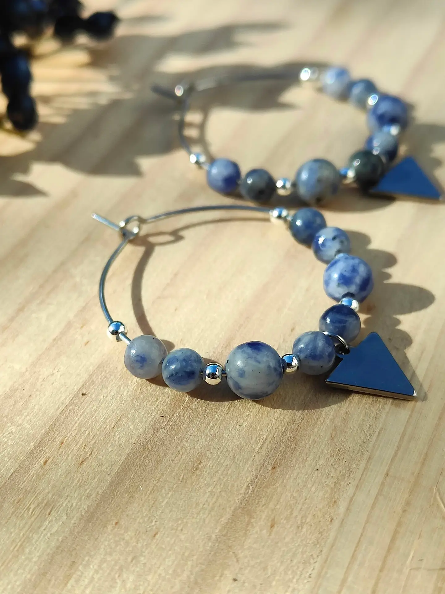 Boucles d'oreille créoles en Sodalite